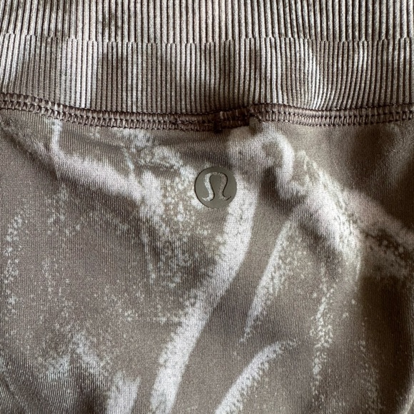 Lululemon Ebb To Street Tight *Wash Stone Wash
Graphite Grey Leggings size 12 - Picture 11 of 15